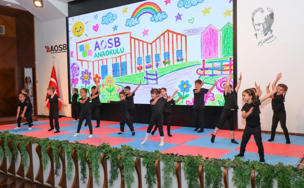 AOSB Anaokulu'nda Tarihi Gün! İlk Mezunlar Kep Attı