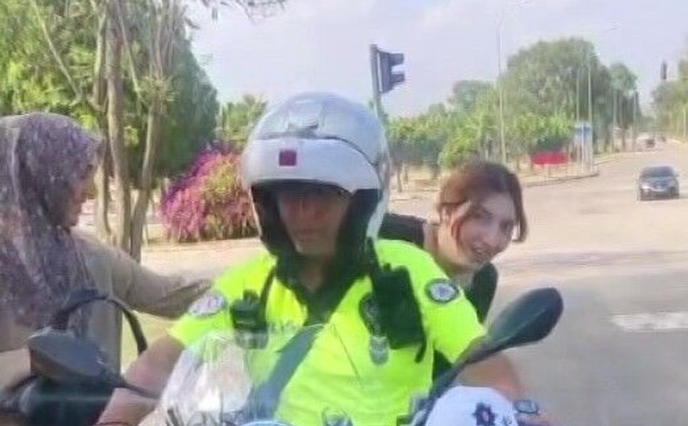 Adana’da YKS Heyecanı: Polis Ekipleri Geç Kalan Öğrencilerin Yardımına Koştu