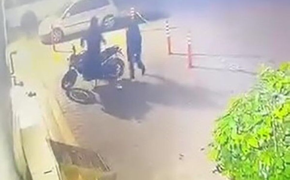 Adana’da Motosiklet Hırsızlığı Kamerada: Polis Fark Edince Şüpheliler Kaçtı