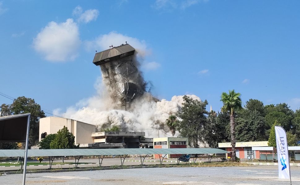Adana'da Bir Dönem Sona Erdi! 46 Yıllık Çukobirlik Binası Saniyeler İçinde Yıkıldı