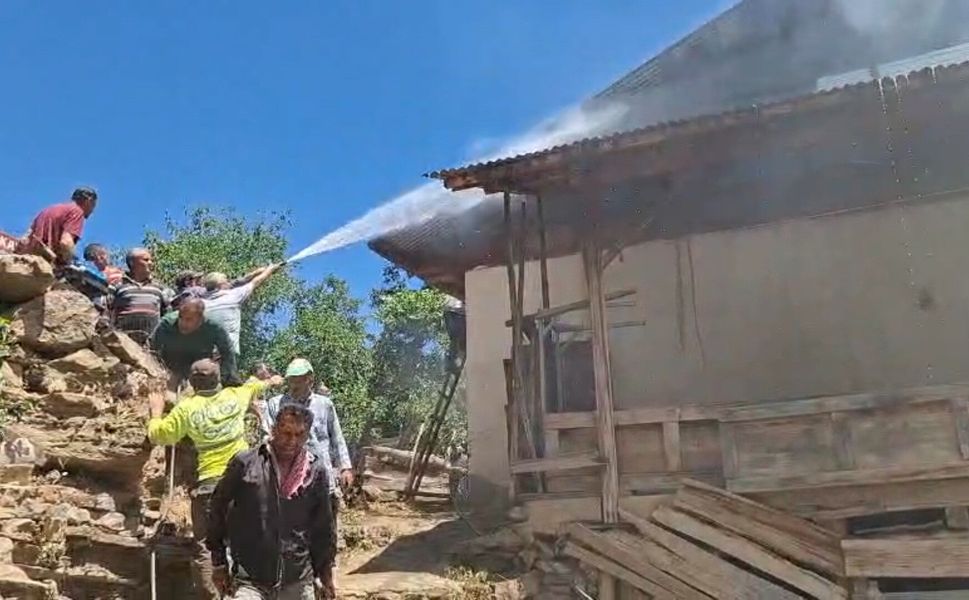 Feke'de Korkutan Yangın: Ev Kullanılamaz Hale Geldi