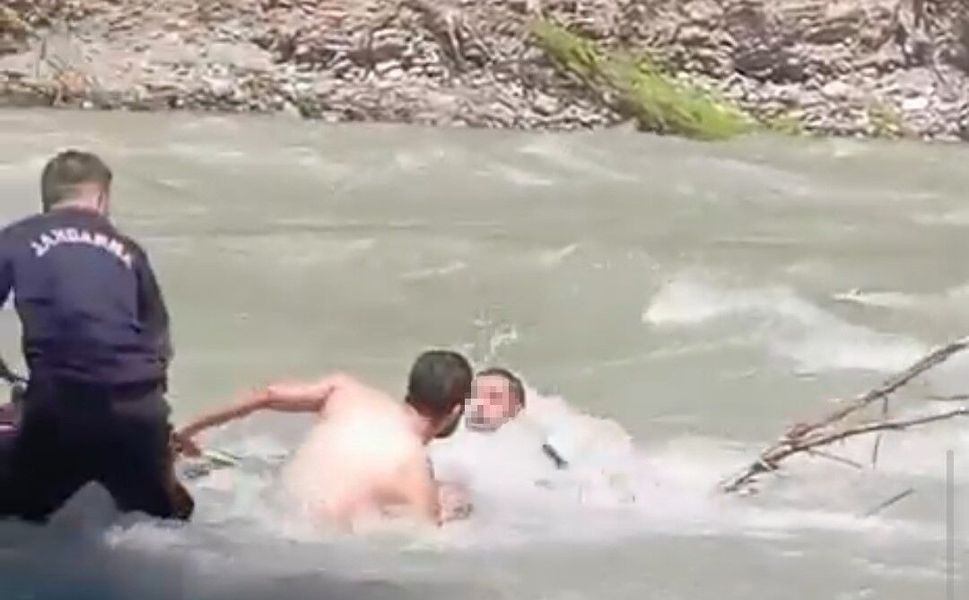 Serinlemek İçin Girdi, Çakıt Çayı'nda Mahsur Kaldı