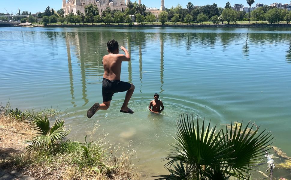 Adana'da Sıcaklardan Kaçanlar Seyhan Nehri'ne Akın Etti