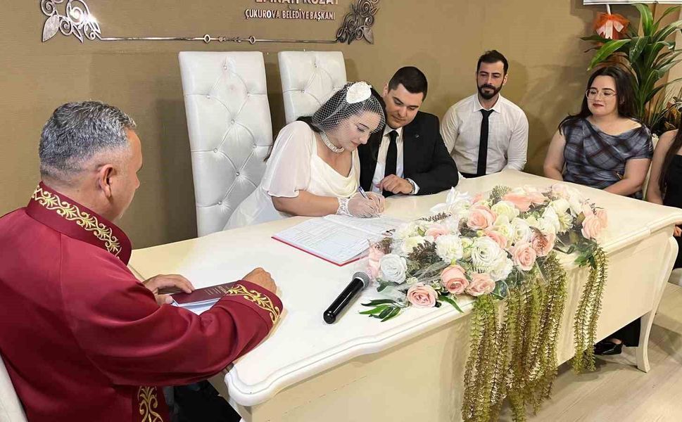 26.06.2026 Çılgınlığı! Adana'da Nikah Dairelerinde Uzun Kuyruklar Oluştu