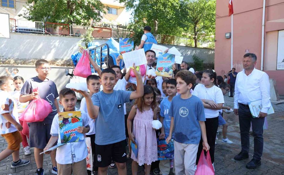 Adana'da 40 Derecede Kar Sürprizi! Öğrenciler Karne Gününde Kar Topu Oynadı