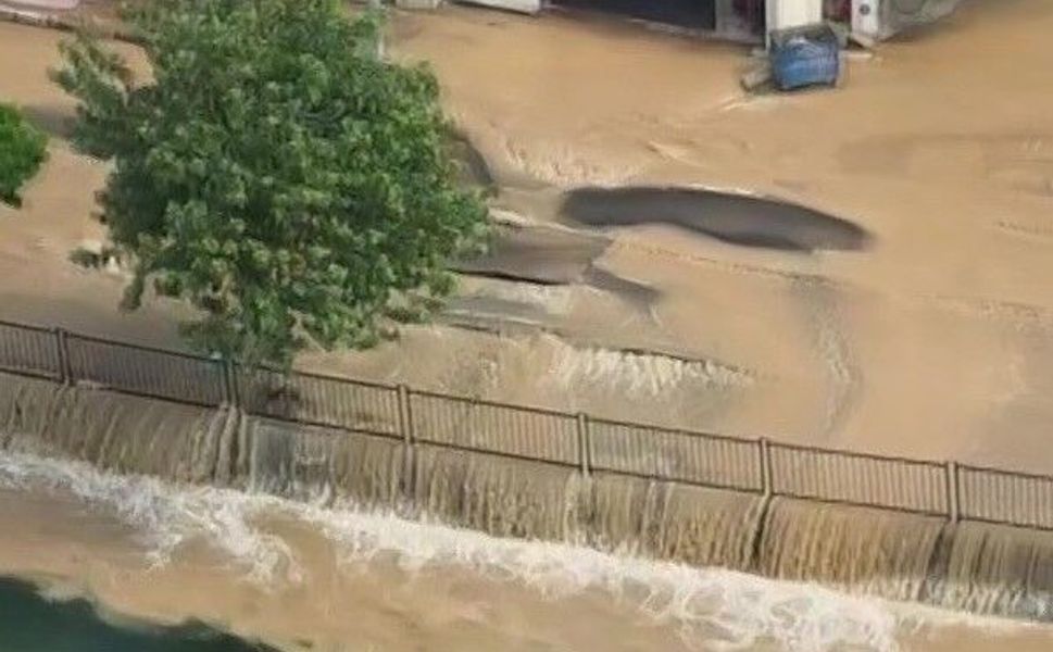 Adana'da Ana Su Borusu Patladı! Cadde Nehre Döndü