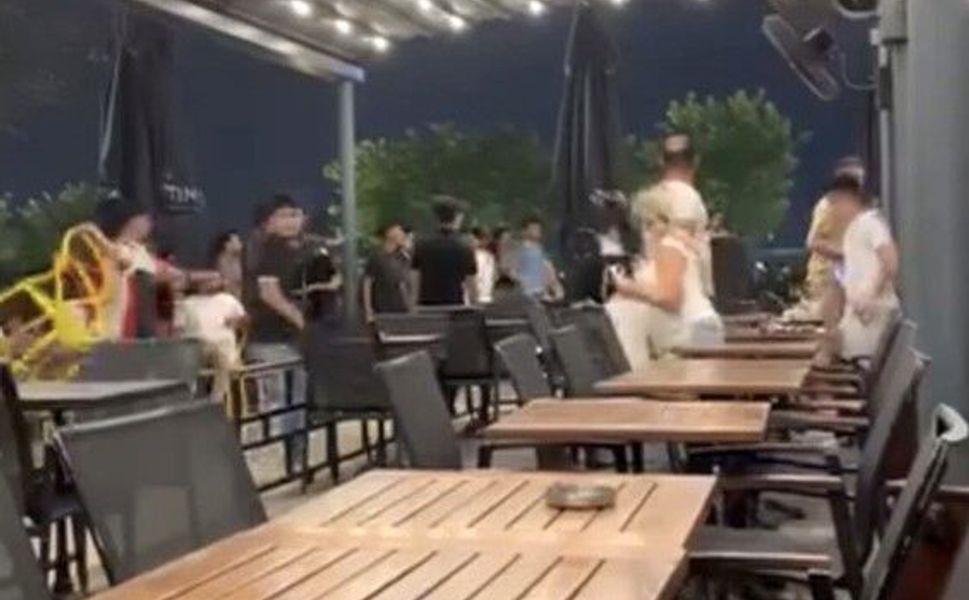 Adana'da AVM'de Yumruklu Sandalyeli Kavga! Kadınlar Arada Kaldı