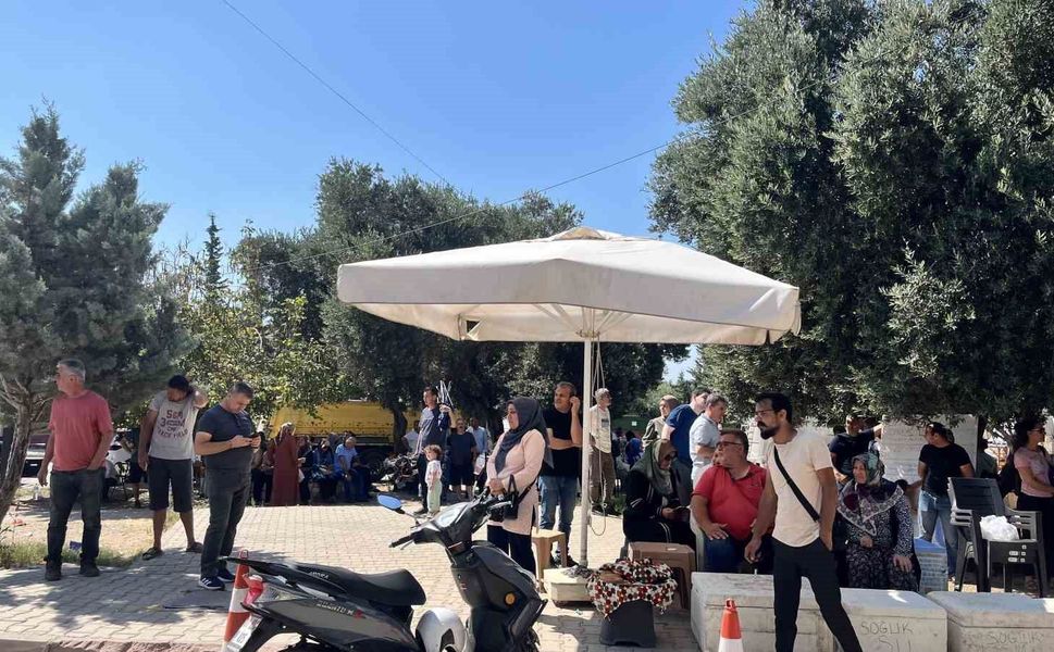Adana’da Babalar Günü’nde YKS Heyecanı: Babalar Evlatlarını Sınav Kapısında Bekledi