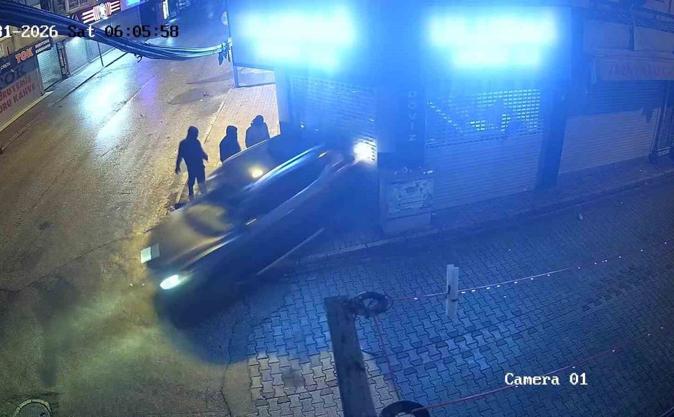 Adana'da Film Gibi Soygun: Kepengi Araçla Yıkıp 16 Bin Dolar Çaldılar