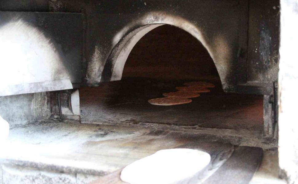 Adana'da Fırıncıların Zor Mesaisi: Fırın Önünde 80 Derece