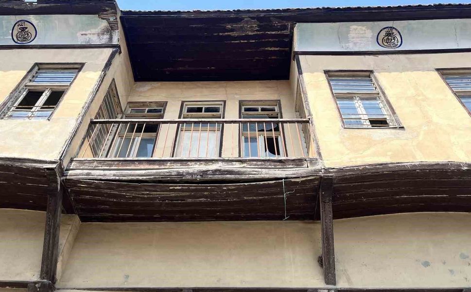 Adana'nın Göbeğinde Büyük Tehlike! Mahalleli Metruk Binalardan Korkuyor