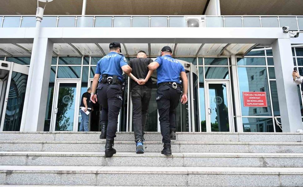 Kırmızı Bültenle Aranan Hükümlü Çukurova Havalimanı’nda Yakalandı!