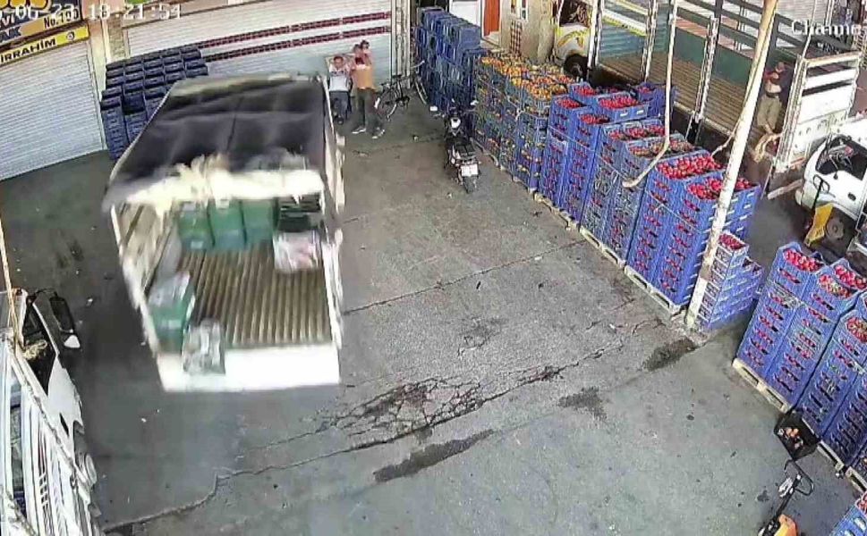 Kontrolden Çıkan Kamyonet İş Yeri Önünde Oturan Kişiye Çarptı