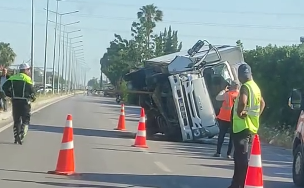 Karataş Caddesi'nde Kamyonet Devrildi