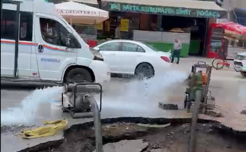 Adana'da İçme Suyu Borusu Patladı