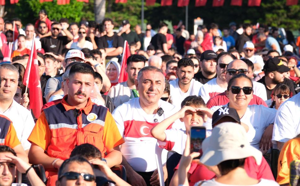 Geçer’den Millî Takıma Tam Destek: Adana’da Dev Ekranda Tek Yürek Oldu
