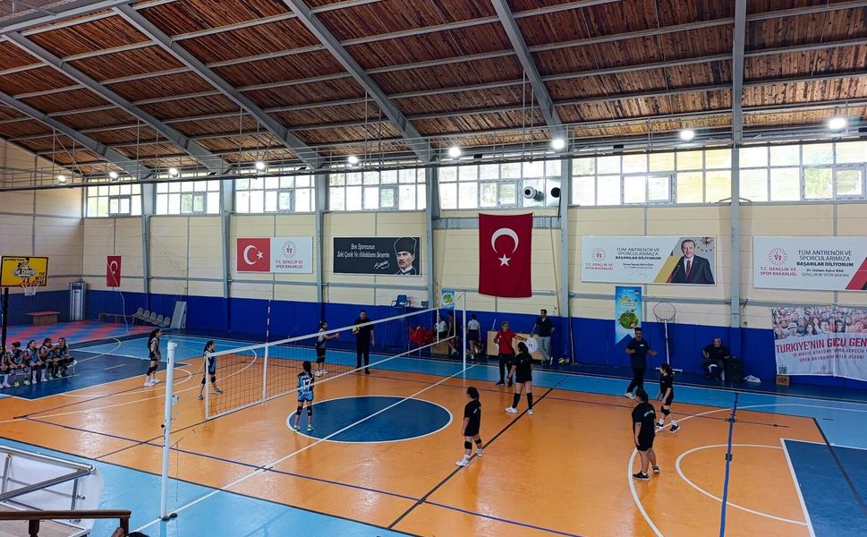Karataş'ta Geleceğin Sultanları Sahne Aldı! Mini Voleybol Şenliği Büyük İlgi Gördü