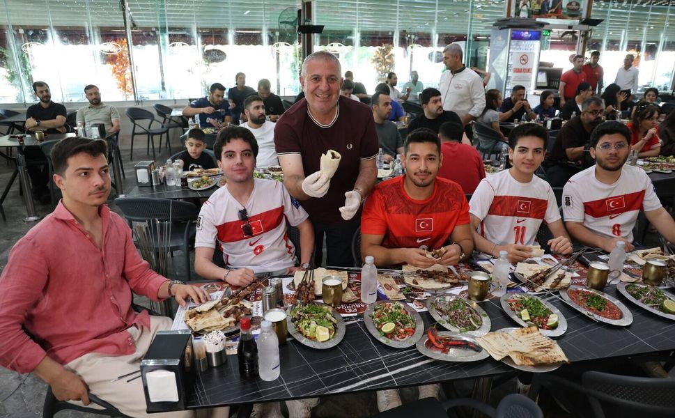 Milli Maç Adana'da Ciğer Eşliğinde İzlendi
