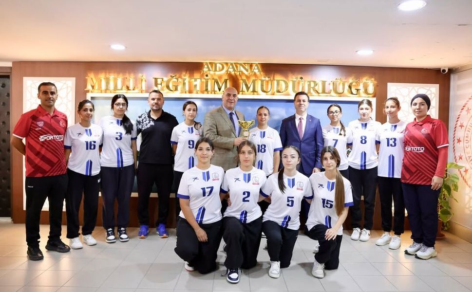 Türkiye Şampiyonu Hokey Takımına İl Millî Eğitim Müdürü Aras'tan Tebrik