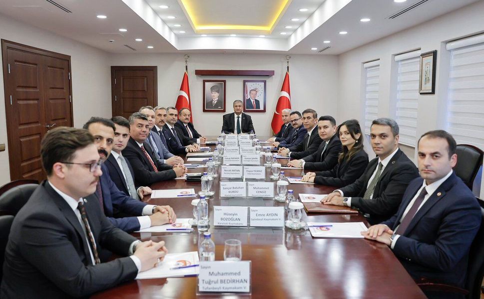Vali Yavuz 15 Kaymakamla Masaya Oturdu! Adana'nın Geleceği Konuşuldu