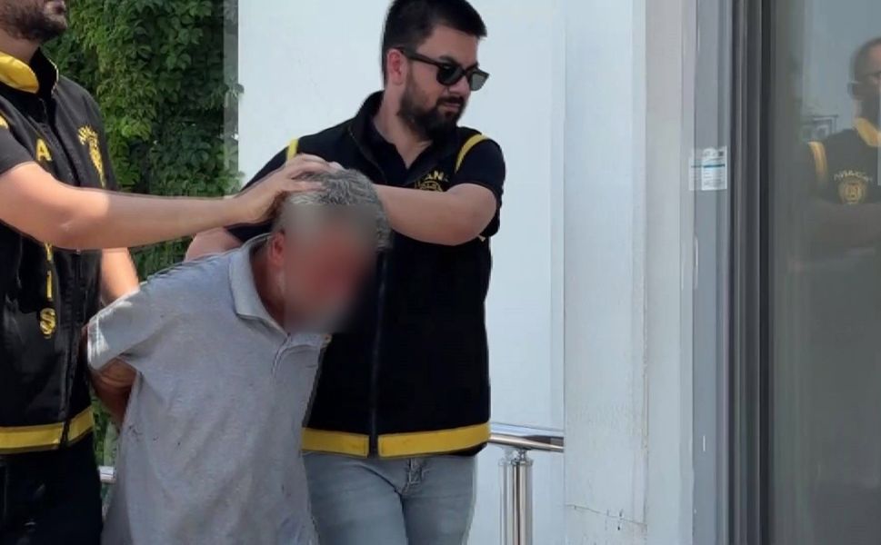 Camı Kırdı, Takıları Topladı… Kaçamadı!