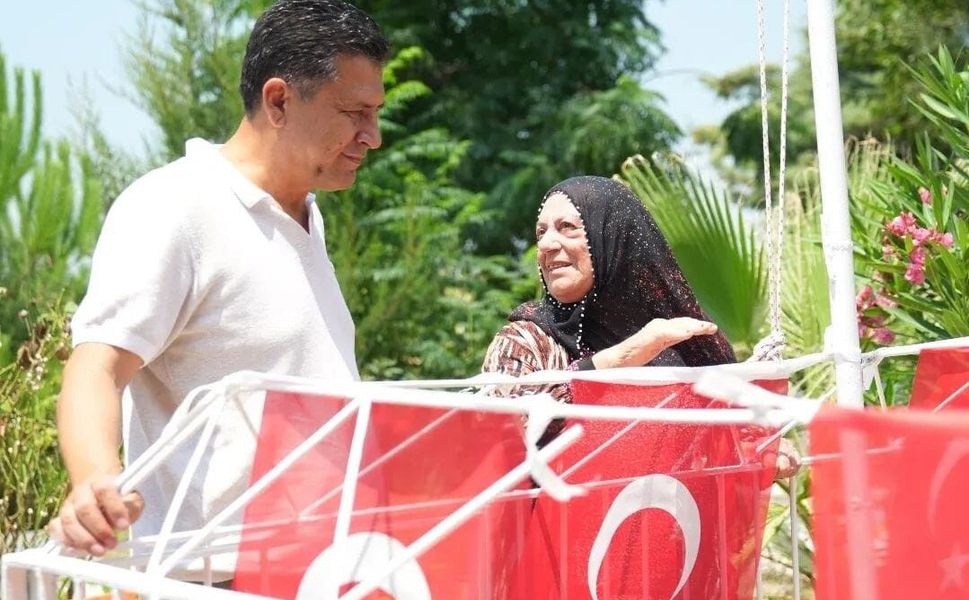 Kozan'da Duygulandıran Vefa! Şehit Şefik Uçak'ın Bayrağı Yeniden Dalgalanıyor