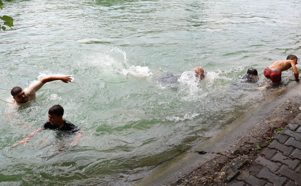 Adana'da Mahalle Seferberliği! Çocukları Ölümden Böyle Kurtarıyorlar
