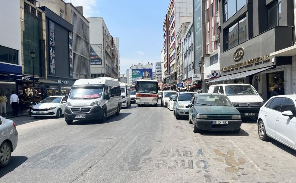 Adana'da Çift Sıra Park Sorunu Büyüyor