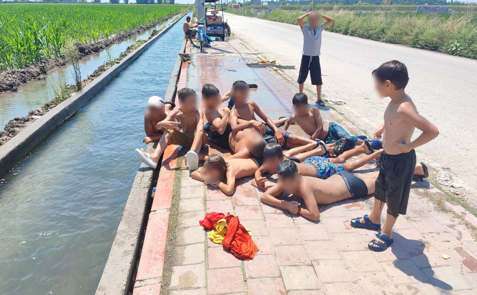 43 Dereceyi Gören Adana'da Çocuklar Çareyi Sulama Kanalında Buldu