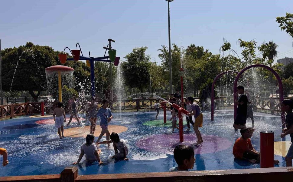 Adana Sıcağında Çocukların Yeni Adresi! Sulama Kanalları Yerine Bu Parka Koşuyorlar