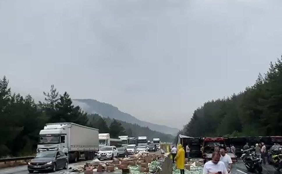 Adana Yolunda Kaza Alarmı! Devrilen Tır Trafiği Felç Etti