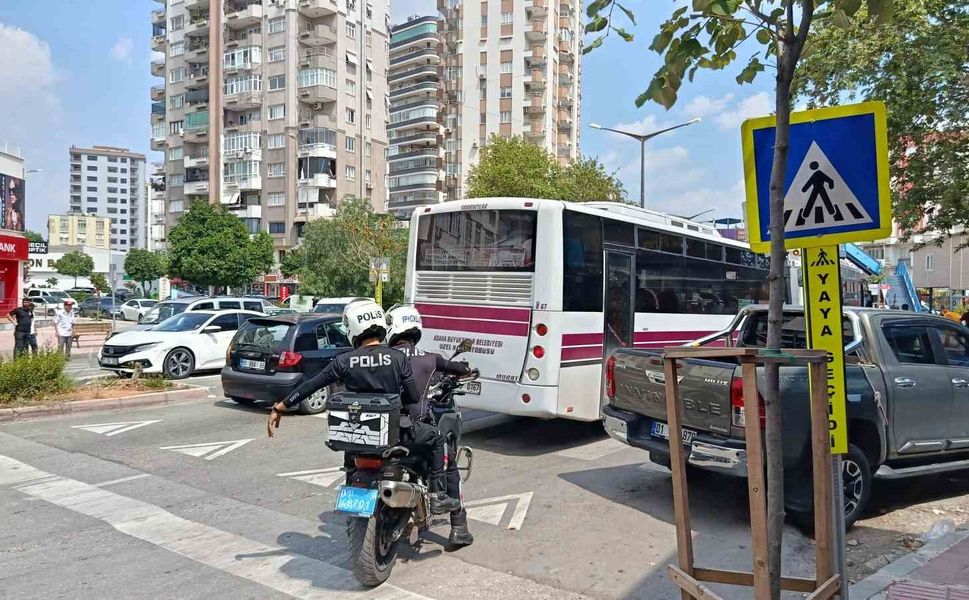 Adana'da Minibüs Dehşeti: Genç Kadın Yaşamını Yitirdi