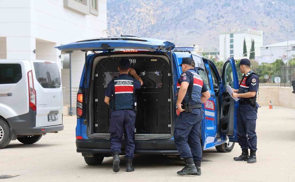 Kozan'da JASAT Operasyonu! 38 Yılı Aşan Hapis Cezalı İki Firari Yakalandı