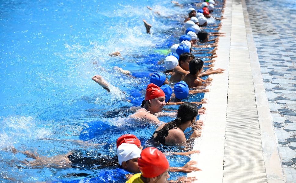 Seyhan'da Çocuklara Ücretsiz Yüzme Eğitimi Sürüyor