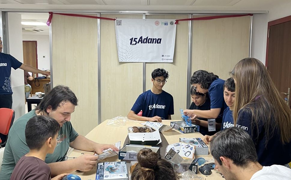 ÇÜ'lü Gençlerden Örnek Hareket! Hastanedeki Çocuklara Robotik Sürprizi