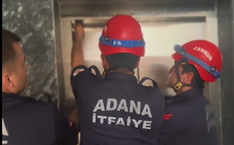 Reşatbey'de Asansörde Mahsur Kalan Vatandaşlar Kurtarıldı
