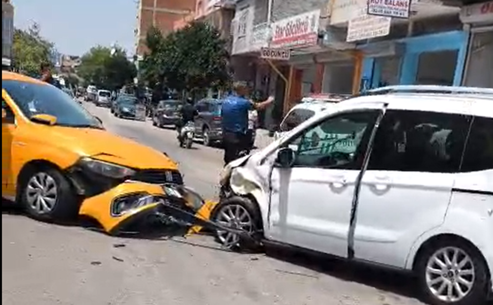 Yüreğir'de İki Araç Kafa Kafaya Çarpıştı
