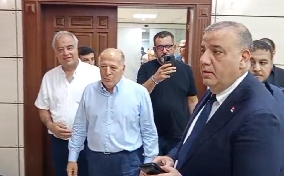 Görevden Alınan Ali Demirçalı ve CHP İl Başkanı Orhan Bayram Salona Giriş Yaptı
