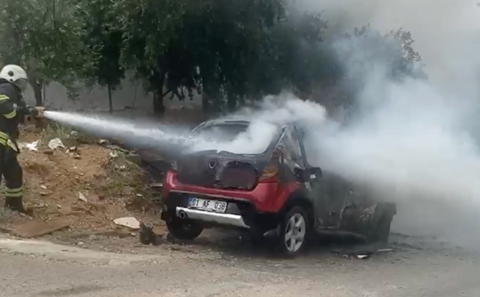 Adana'da Araç Yangını! İtfaiyenin Müdahalesiyle Facia Önledi