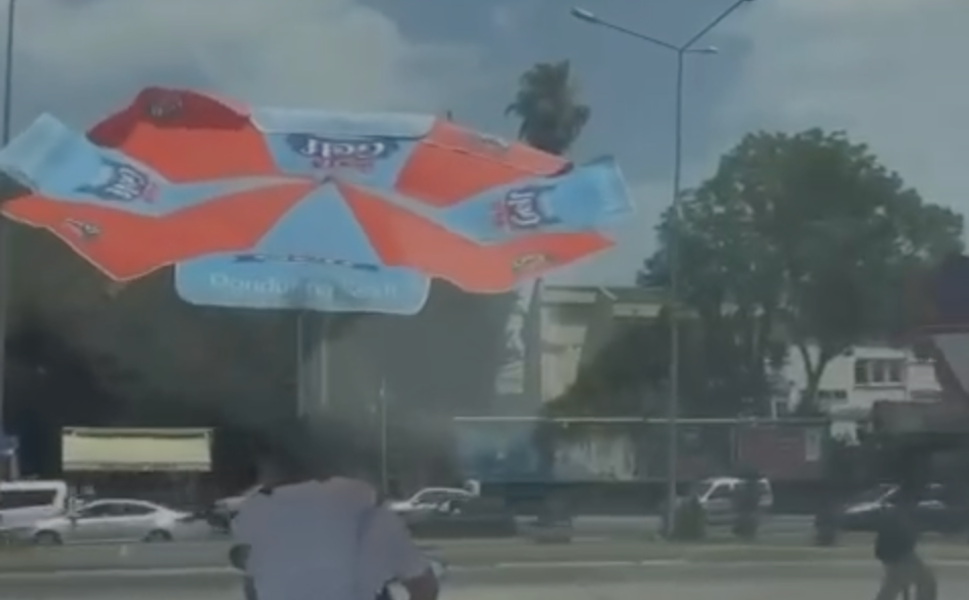 Adana Sıcağına Karşı İlginç Çözüm! Motosiklette Dondurma Şemsiyesiyle Yolculuk
