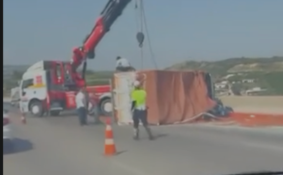 Mersin Otoyolu'nda Zincirleme Kaza! Domates Yüklü Kamyon Devrildi, Trafik Kilitlendi