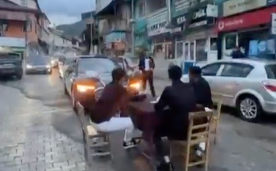 Saimbeyli'de İlginç Düğün Geleneği! Damat Konvoy Ortasında Okey Masasına Oturdu