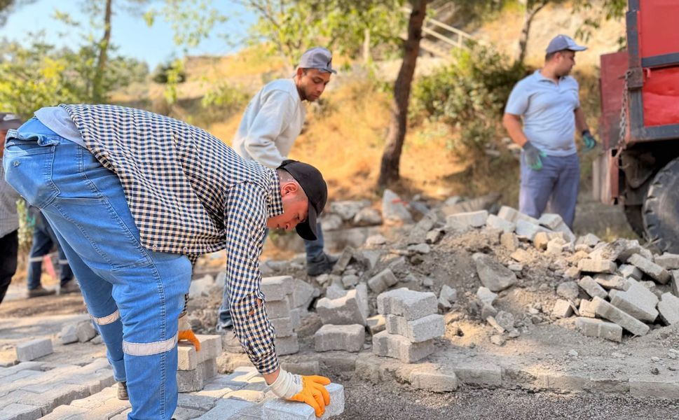Başkan Ali Avan Çalışmaları Yerinde İnceledi! Pozantı'da Parke Taşı Mesaisi Sürüyor