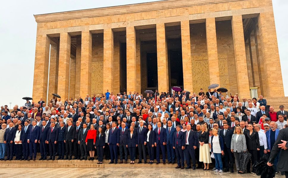 Özgür Özel'den YENİ Parti'nin İlk Mesajı! Anıtkabir'de Duygusal Anlar