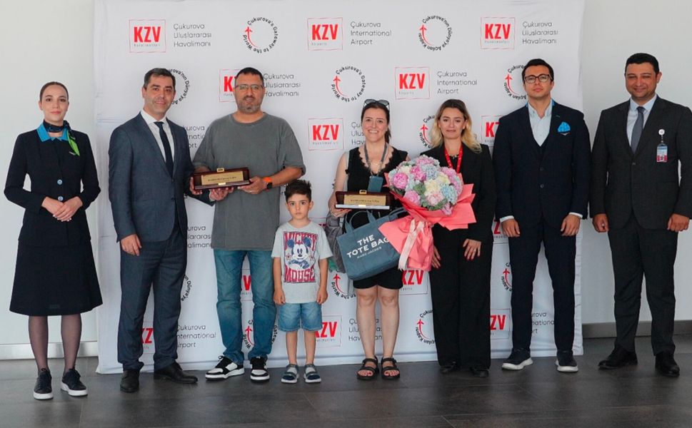 Çukurova Havalimanı'nda Tarihi An! 10 Milyonuncu Yolcu Sürprizle Karşılandı