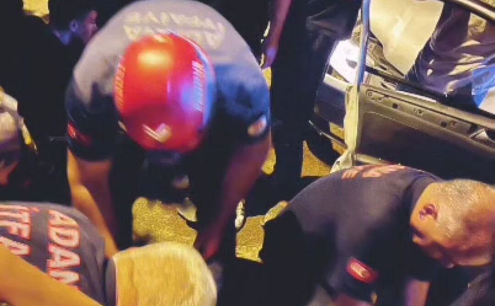 Kozan'da Feci Kaza! Araç Hurdaya Döndü, 3 Kişi Sıkıştı