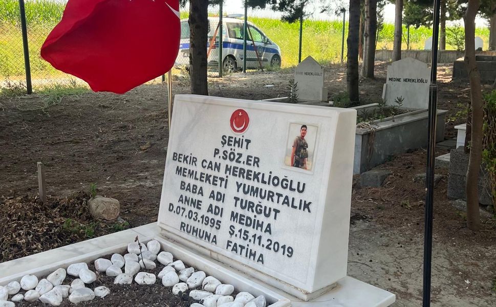 Yumurtalık Belediyesi'nden Şehit Kabirlerine Vefa: Türk Bayrakları Yenilendi