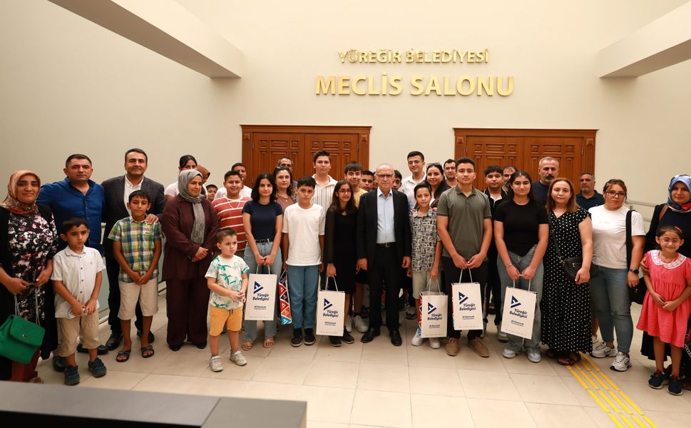 Yüreğir Belediyesi'nden Eğitime Dev Destek: Şampiyon Öğrencilere Ödül Verildi