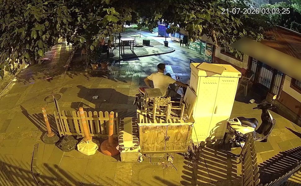 Adana'da Pes Dedirten Hırsızlık! Çevredekiler Gidince Motosikleti Çaldı