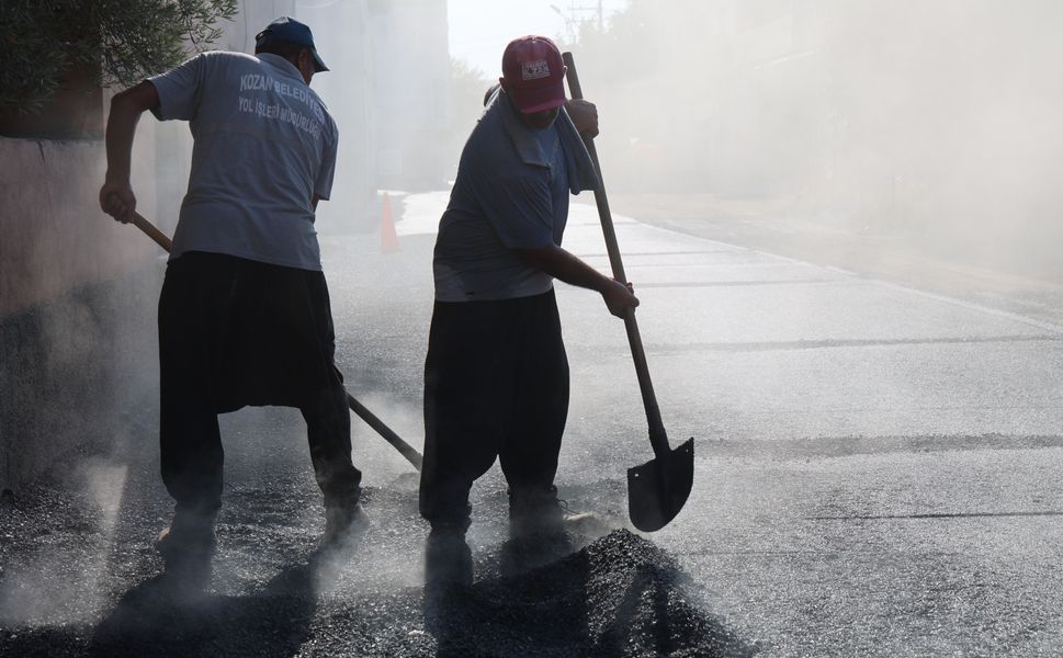 Adana'nın Kavurucu Sıcağında İşçilerin Zorlu Asfalt Mesaisi Sürüyor